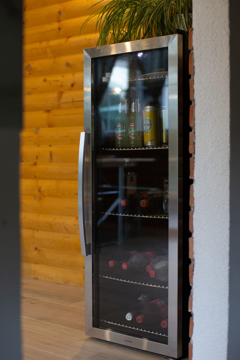 Beverage refrigerator for cold drinks